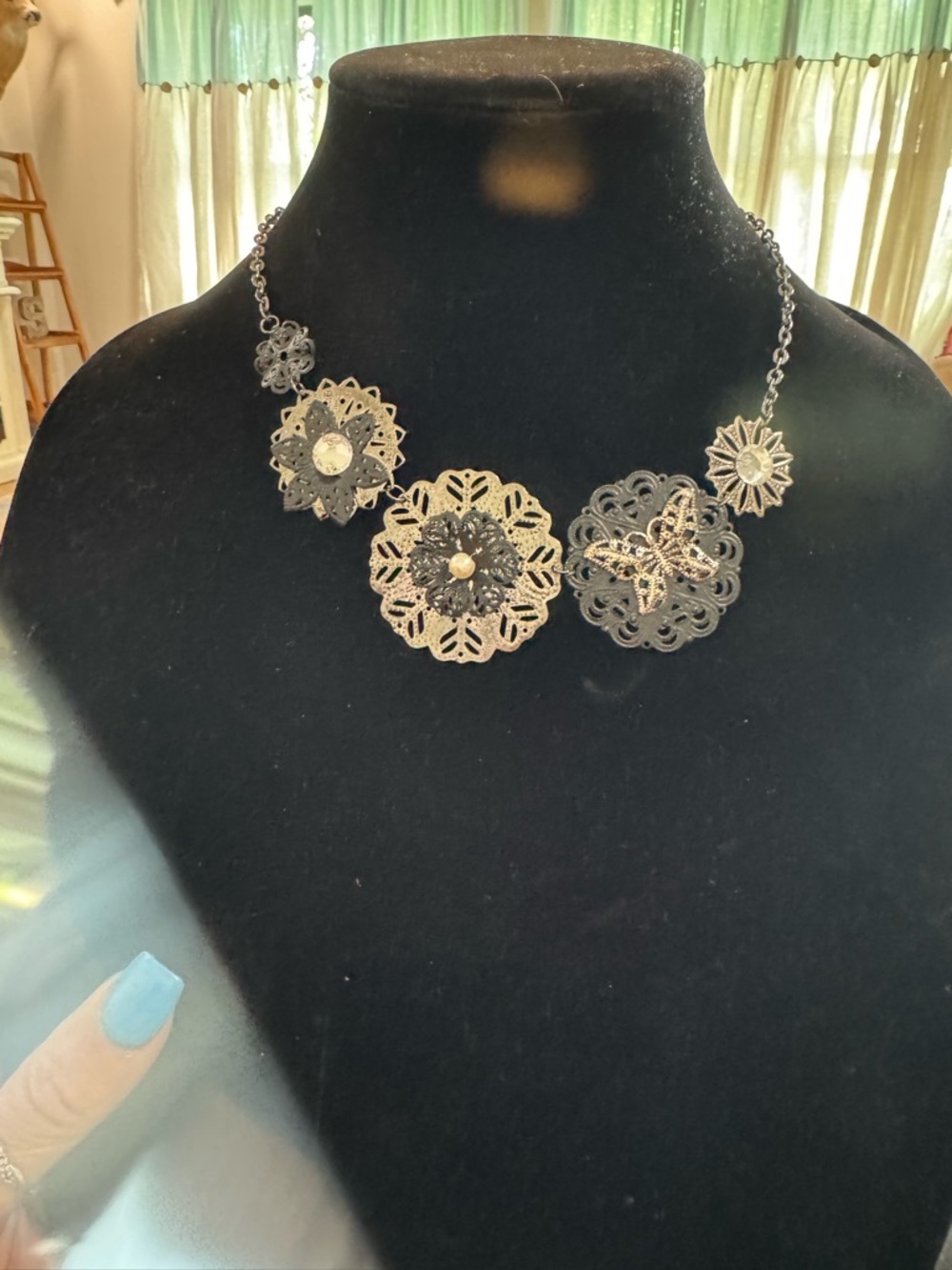 Elegant Floral Filigree Statement Necklace - Black and Silver